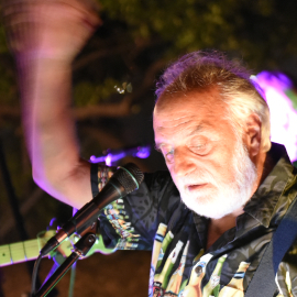 rock anni '60/'70, con un vasto repertorio che include non solo brani degli Stones, ma anche di Clapton, Dylan, Hendrix e altri